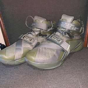 Lebron Witness Basketball Shoe